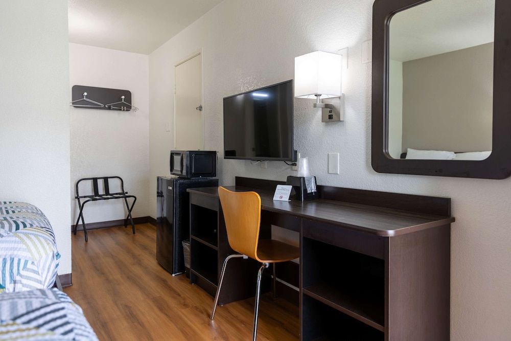 Motel 6 Lufkin, TX Standard Room, 2 Double Beds, Non Smoking, Refrigerator & Microwave 8