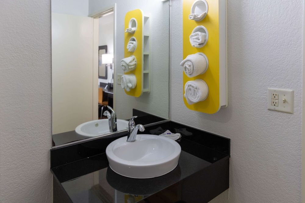 Motel 6 Lufkin, TX Standard Room, 2 Double Beds, Non Smoking, Refrigerator & Microwave 6