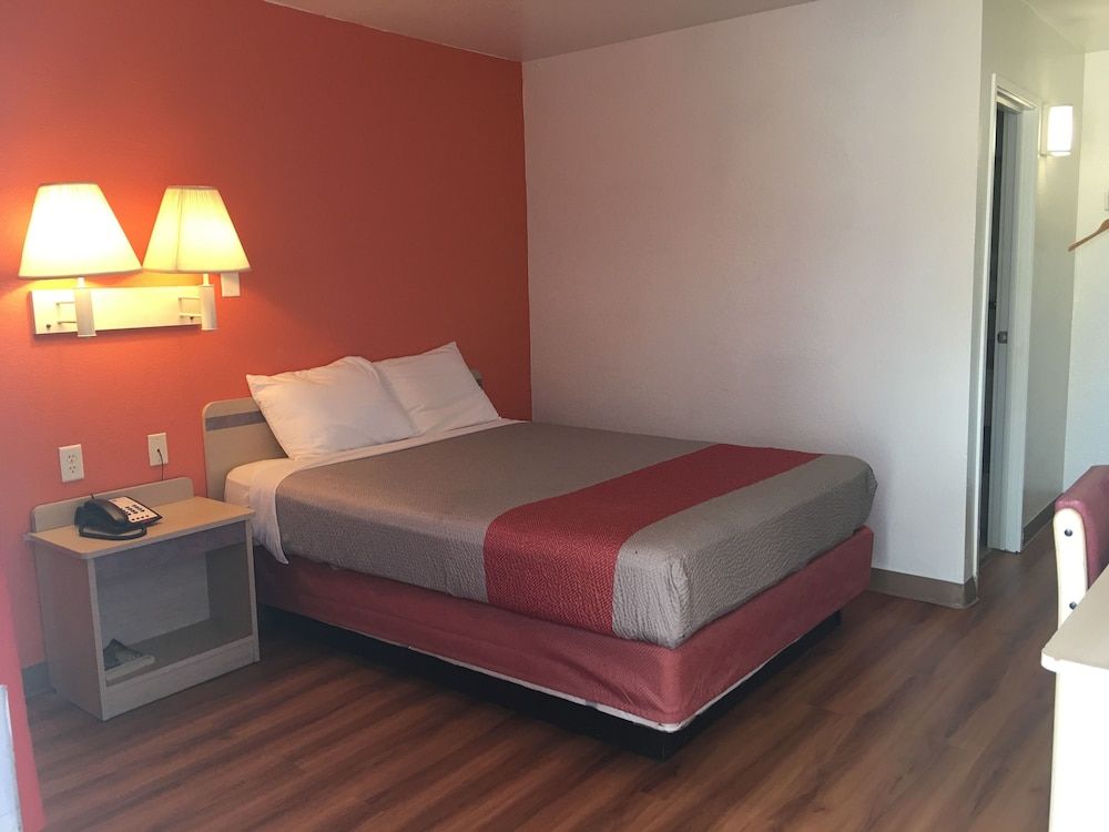 Motel 6 Lufkin, TX Standard Room, 1 Queen Bed, Non Smoking, Refrigerator & Microwave