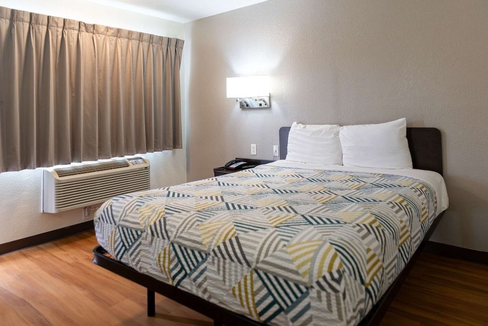 Motel 6 Lufkin, TX Standard Room, 1 Queen Bed, Non Smoking, Refrigerator & Microwave 5