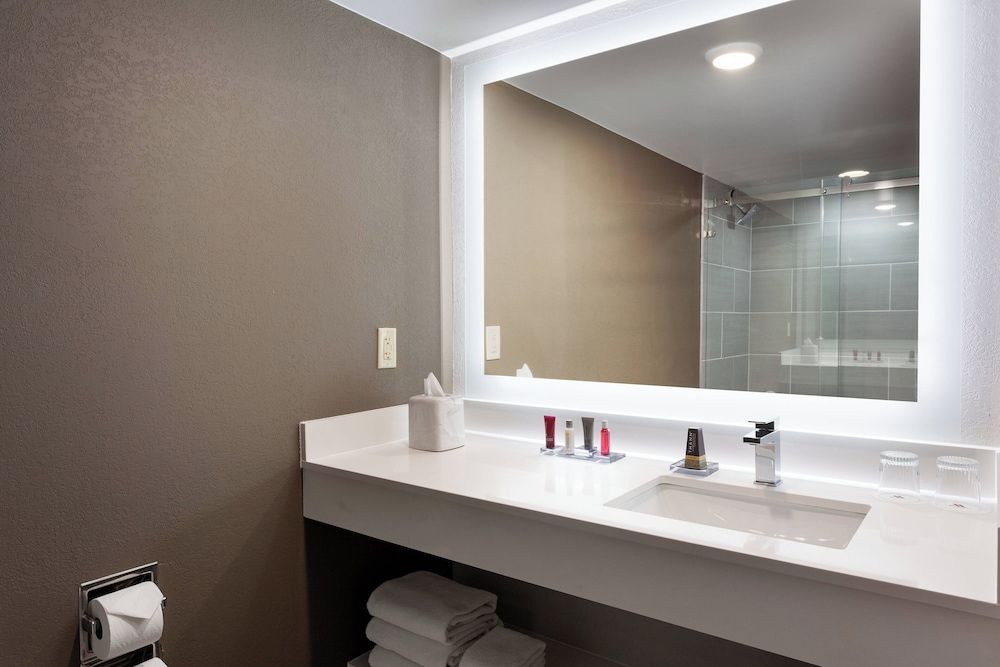 Marriott Phoenix Airport Room, 1 King Bed, Non Smoking 9