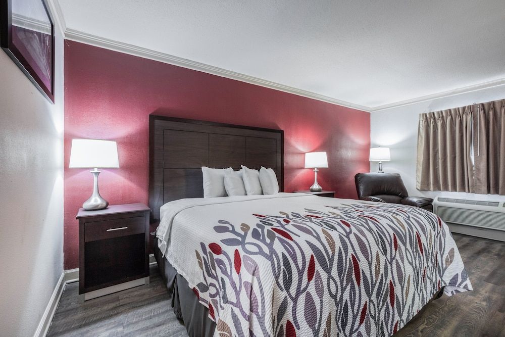 Red Roof Inn Forrest City Superior Room, 1 King Bed, Non Smoking (Renovated) 2