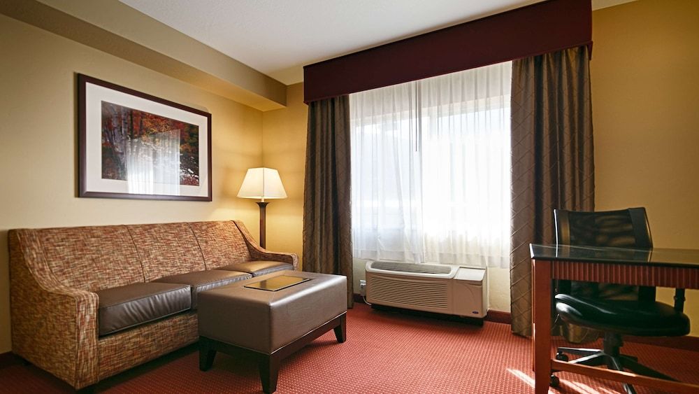 Best Western Plus Canyon Pines Standard Room, 1 King Bed, Non Smoking, Refrigerator & Microwave (with Sofabed) 3