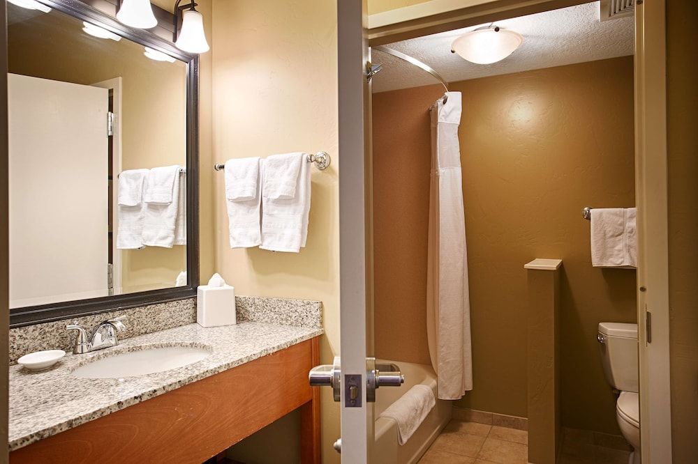 Best Western Plus Canyon Pines Standard Room, 1 King Bed, Non Smoking, Refrigerator & Microwave (with Sofabed) 5