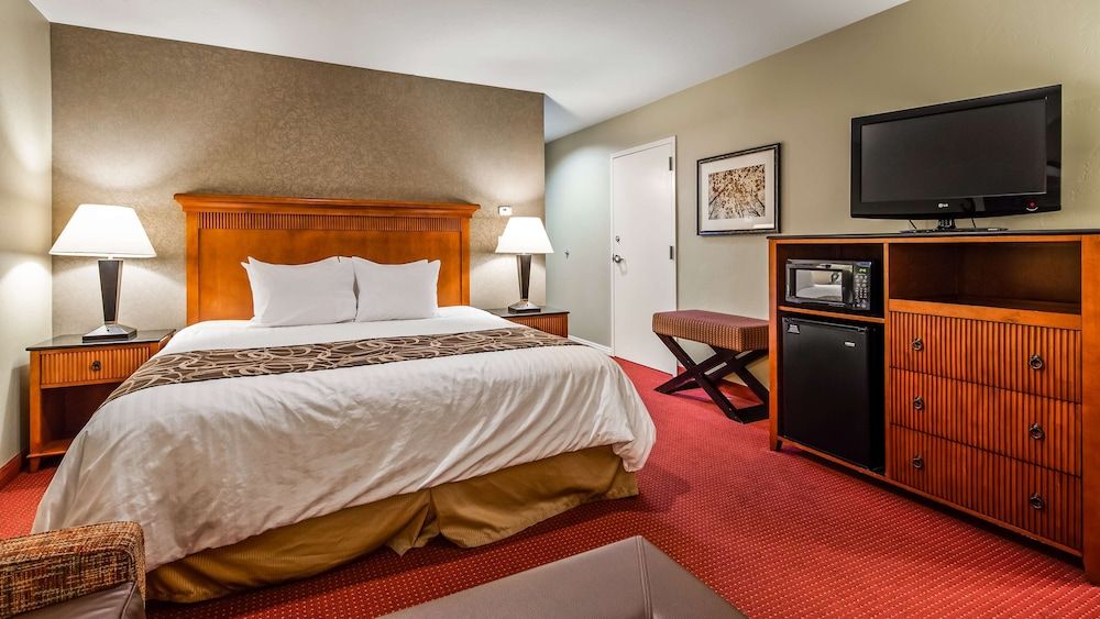 Best Western Plus Canyon Pines Standard Room, 1 King Bed, Non Smoking, Refrigerator & Microwave (with Sofabed)