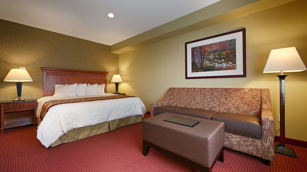 Best Western Plus Canyon Pines Standard Room, 1 King Bed, Non Smoking, Refrigerator & Microwave (with Sofabed) 4