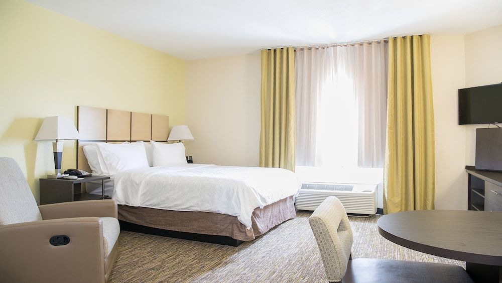 Studio Suite, 1 Queen Bed, Accessible Bathtub (Mobility, Accessible Tub)