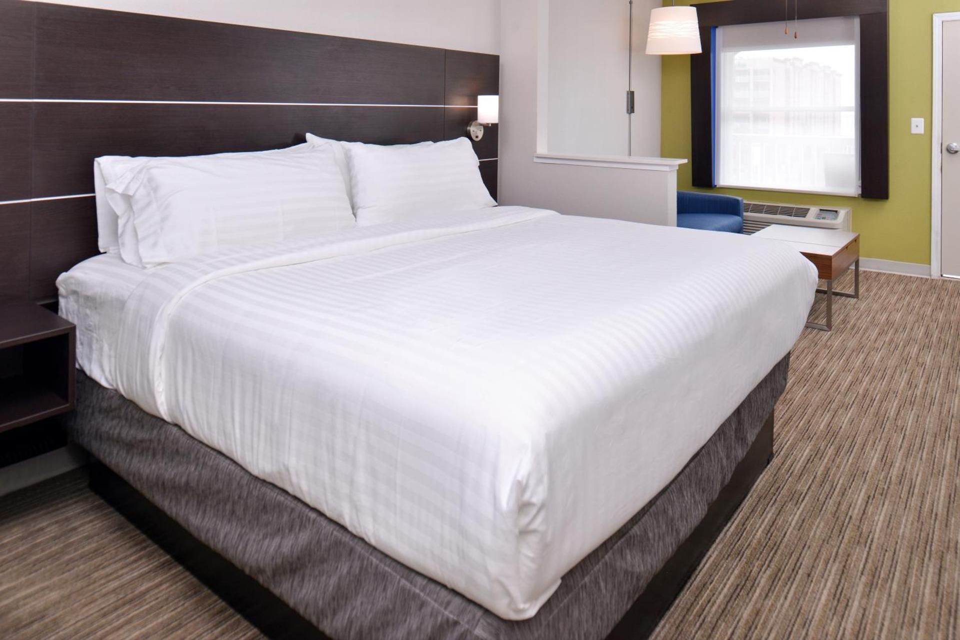 Standard Room With King Bed and Ocean View Balcony