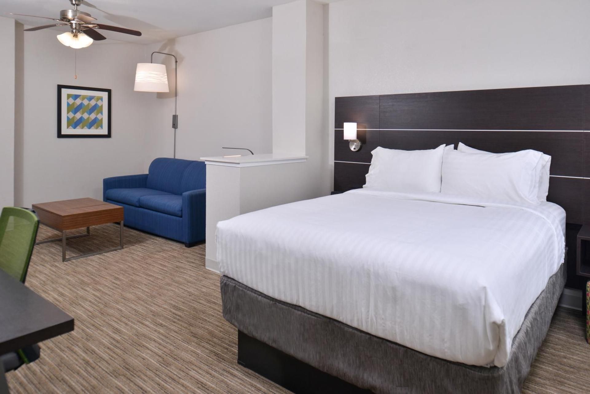 One-Bedroom Suite with One King and One Queen Beds - Communications Accessible