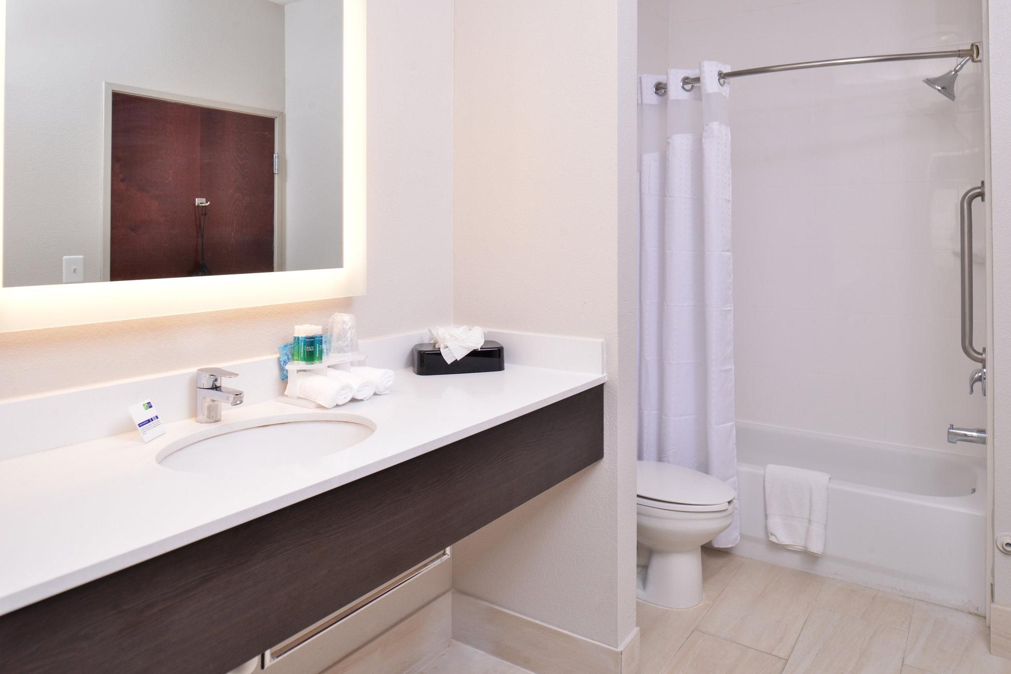 1 King Standard Comm Accessible Tran Shower