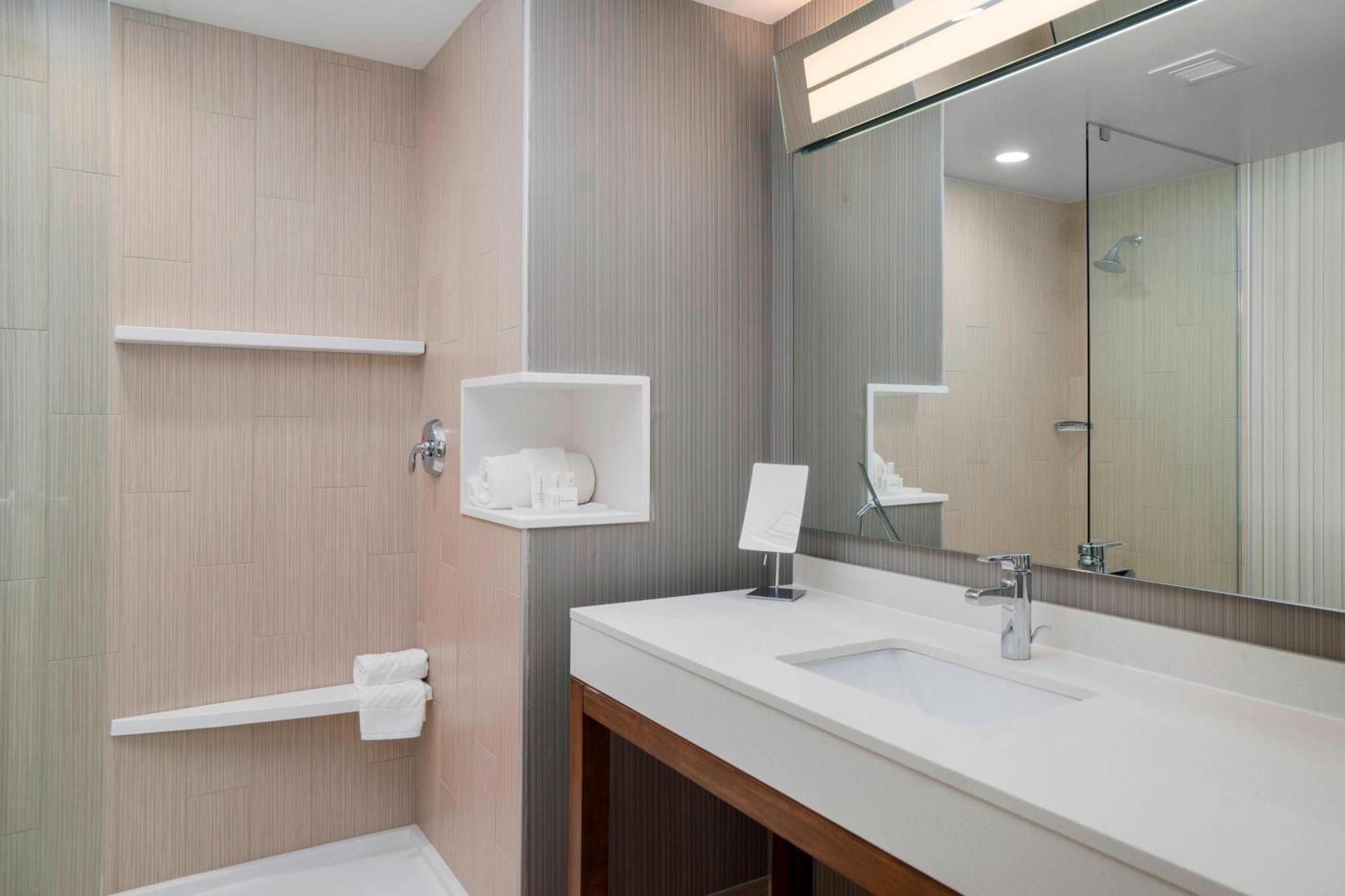 undefined Courtyard by Marriott Niagara Falls USA 7