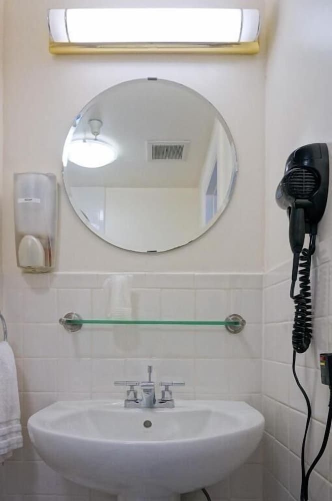 The Herbert Hotel Economy Room, 2 Twin Beds, Hallway Bathroom Seasonal 4