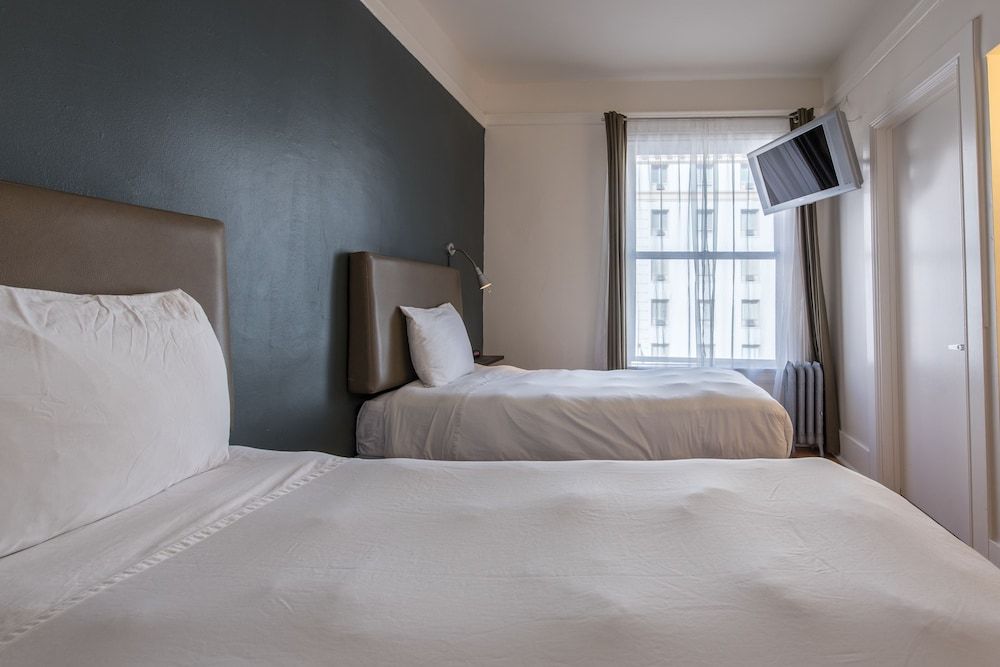 The Herbert Hotel Economy Room, 2 Twin Beds, Hallway Bathroom Seasonal 2