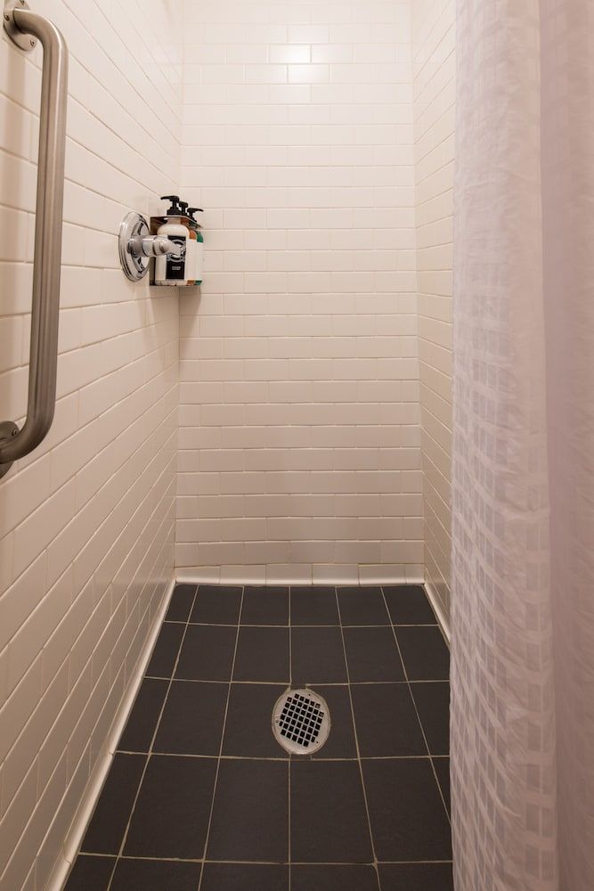 The Herbert Hotel Economy Room, 2 Twin Beds, Hallway Bathroom Seasonal 5