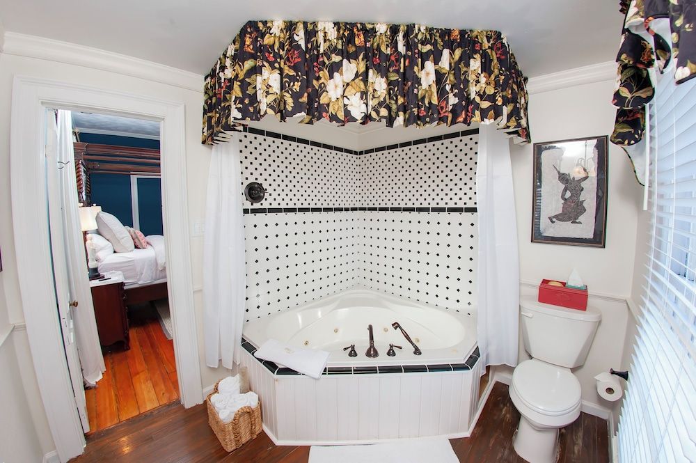 The Aerie Bed and Breakfast Deluxe Room, 1 Queen Bed, Private Bathroom (Magnolia Suite) 3