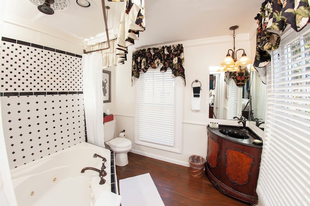 The Aerie Bed and Breakfast Deluxe Room, 1 Queen Bed, Private Bathroom (Magnolia Suite) 4