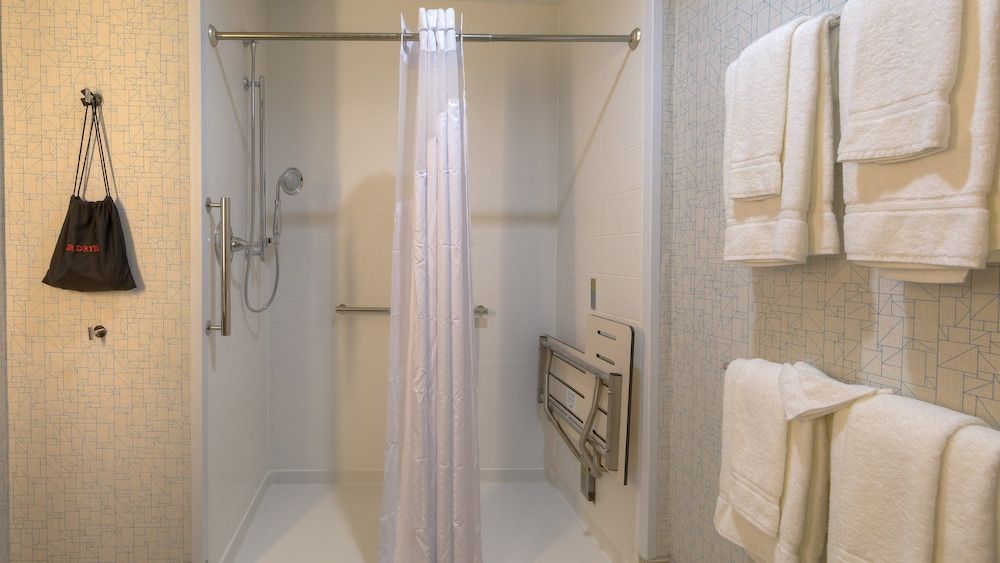 Suite, 2 Queen Beds, Roll-in Shower (Communications)