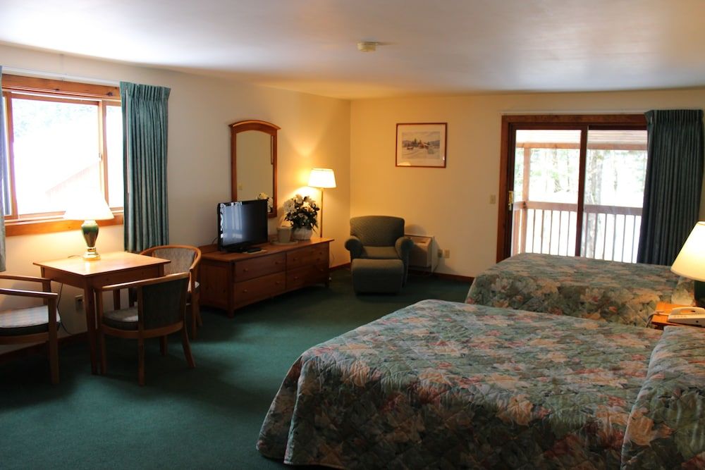 Nootka Lodge Green Tree Room 2 Queens (Superior w/Balcony) 2