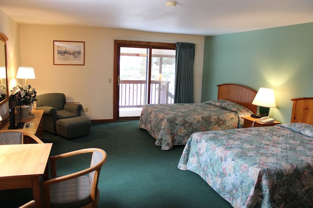 Nootka Lodge Green Tree Room 2 Queens (Superior w/Balcony) 6