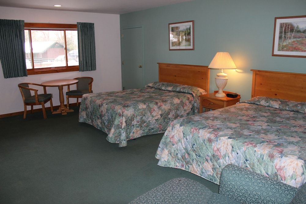 Nootka Lodge Jacuzzi Room 2 Queens (Superior)