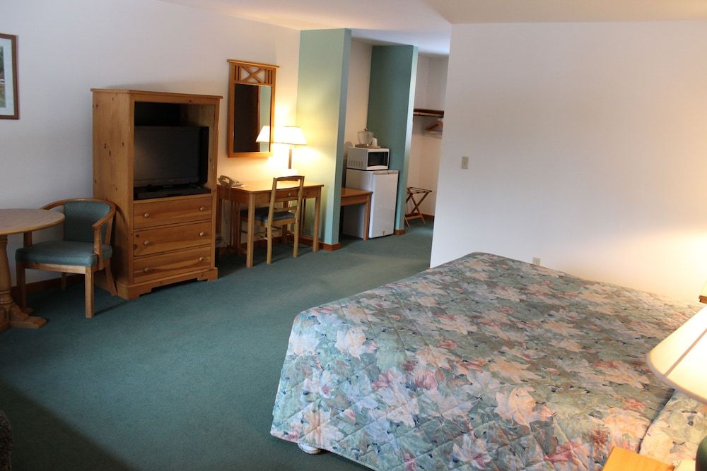 Nootka Lodge Jacuzzi Room 1 King (Superior) Pet Friendly