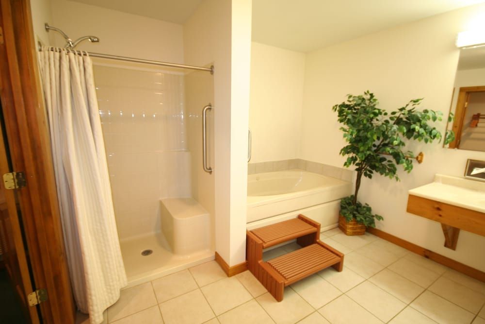 Nootka Lodge Jacuzzi Room 1 King (Superior) Pet Friendly 3