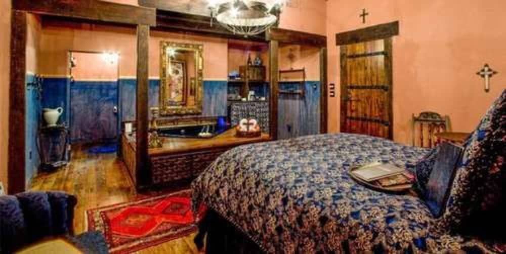 7F Lodge Classic Cabin, 1 Queen Bed, Jetted Tub (Spain) 2