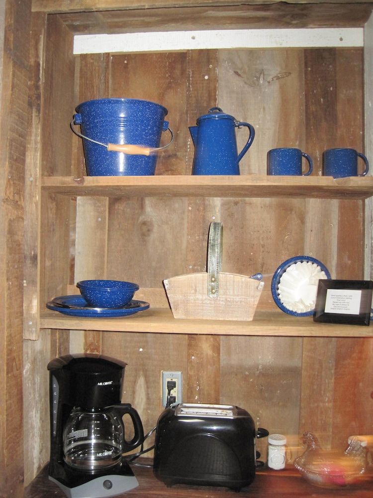 7F Lodge Classic Cabin, 1 Queen Bed, Jetted Tub (The Barn) 5