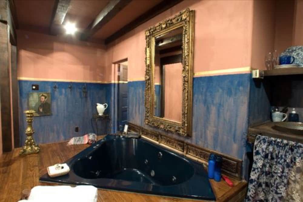 7F Lodge Classic Cabin, 1 Queen Bed, Jetted Tub (Spain) 10