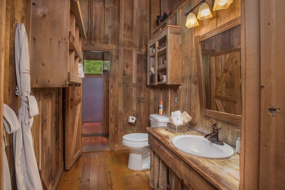 7F Lodge Classic Cabin, 1 Queen Bed, Jetted Tub (The Barn) 15