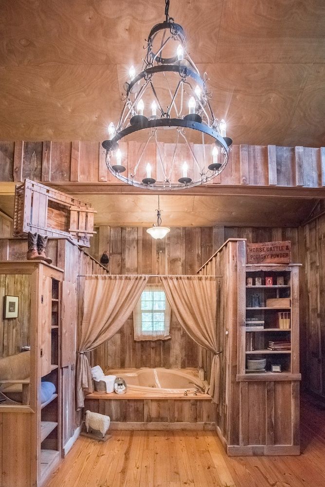7F Lodge Classic Cabin, 1 Queen Bed, Jetted Tub (The Barn) 14