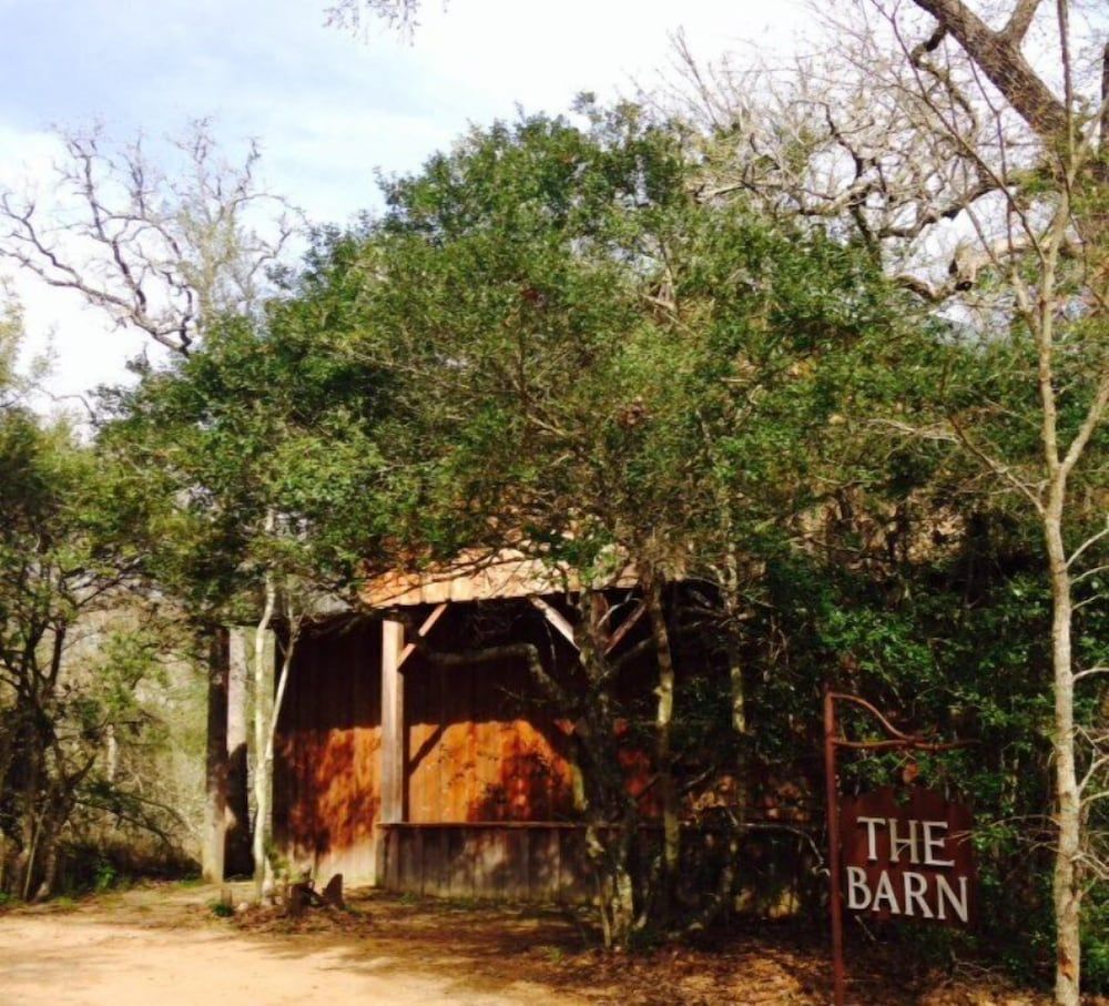 7F Lodge Classic Cabin, 1 Queen Bed, Jetted Tub (The Barn) 9