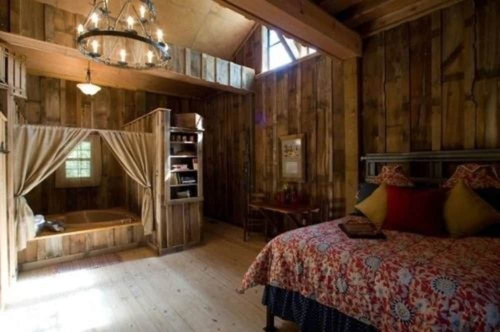 7F Lodge Classic Cabin, 1 Queen Bed, Jetted Tub (The Barn) 2