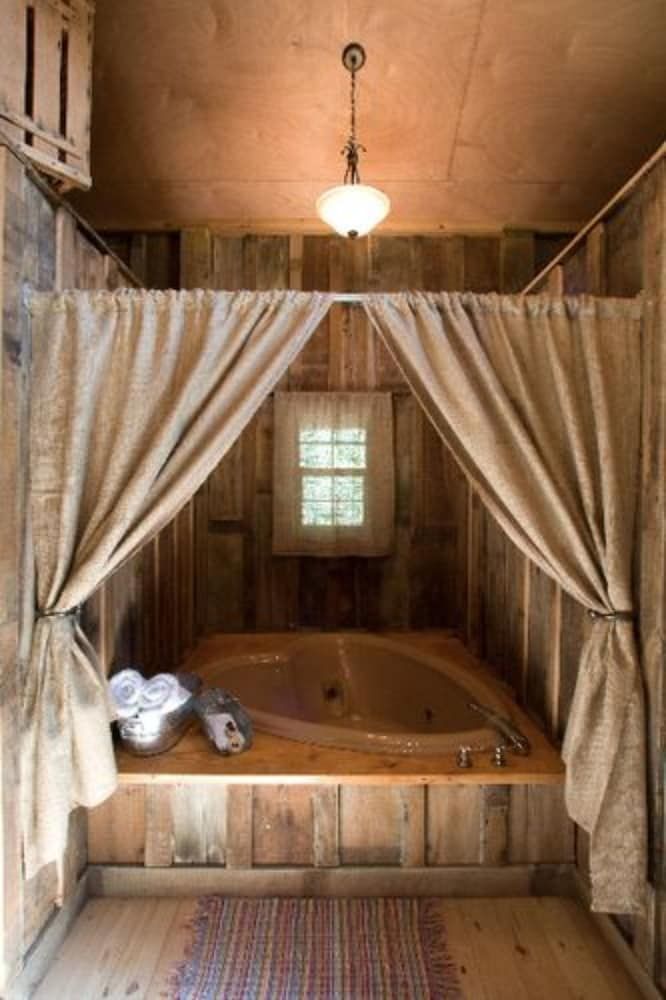 7F Lodge Classic Cabin, 1 Queen Bed, Jetted Tub (The Barn) 12