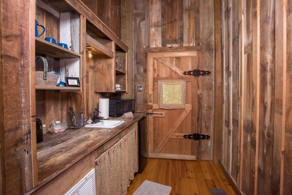 7F Lodge Classic Cabin, 1 Queen Bed, Jetted Tub (The Barn) 4