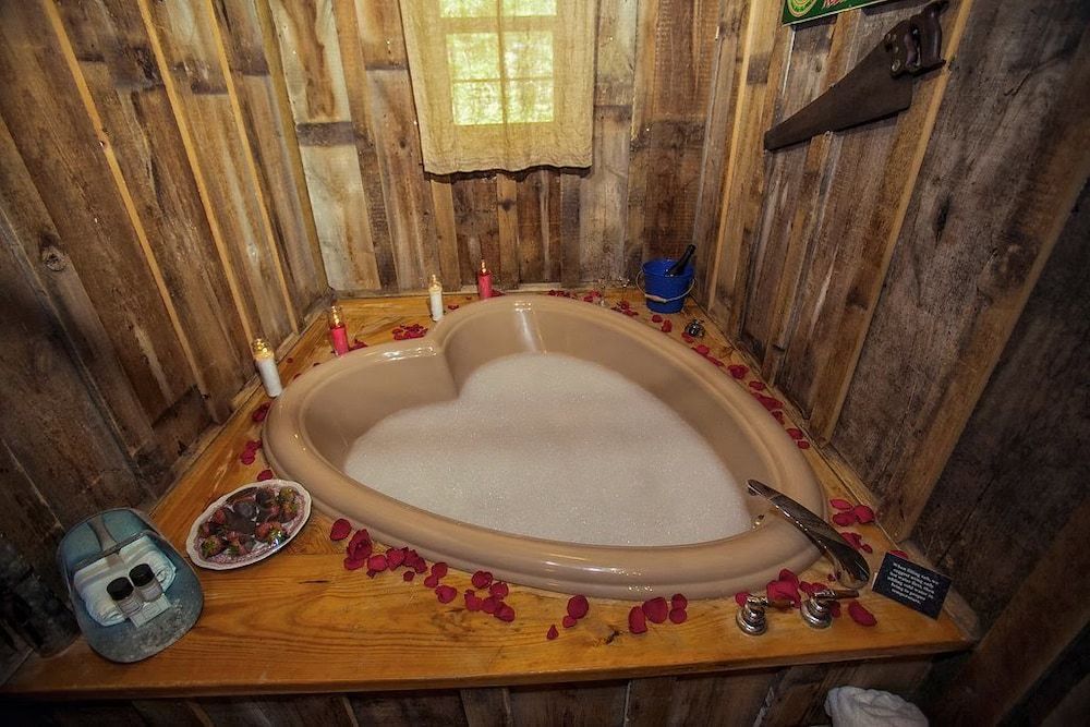 7F Lodge Classic Cabin, 1 Queen Bed, Jetted Tub (The Barn) 11