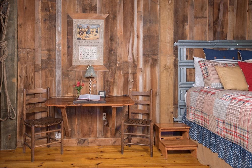 7F Lodge Classic Cabin, 1 Queen Bed, Jetted Tub (The Barn) 7