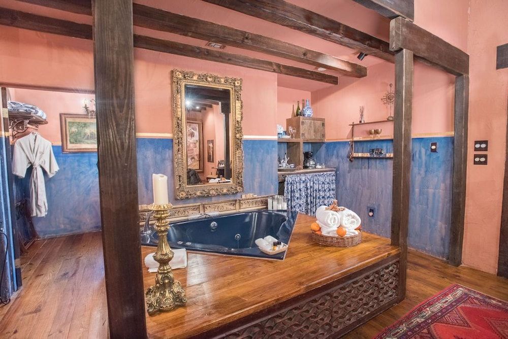 7F Lodge Classic Cabin, 1 Queen Bed, Jetted Tub (Spain) 4