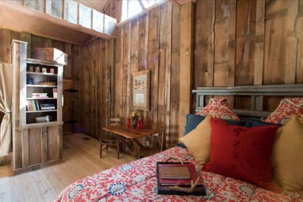 7F Lodge Classic Cabin, 1 Queen Bed, Jetted Tub (The Barn) 3