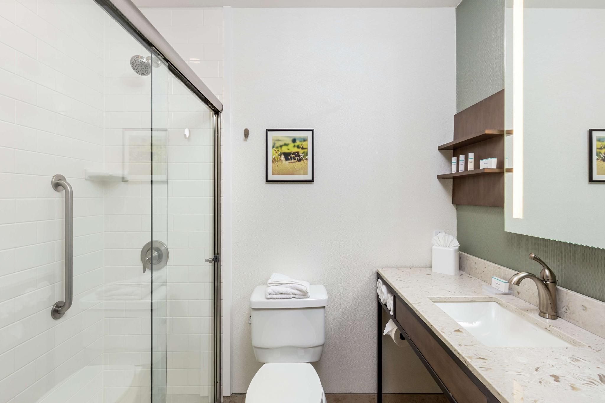 1 KING SPACIOUS BALCONY WITH SEATING AREA