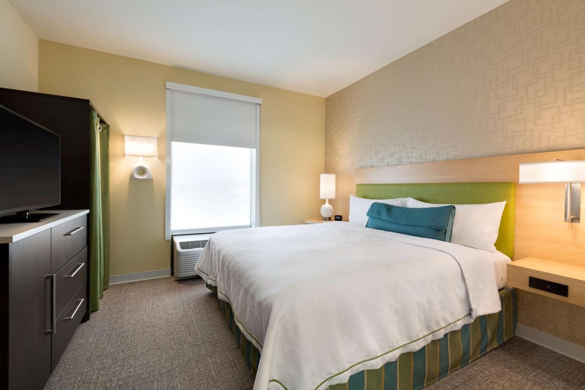 1 KING BED 1 BEDROOM SUITE NONSMOKING
