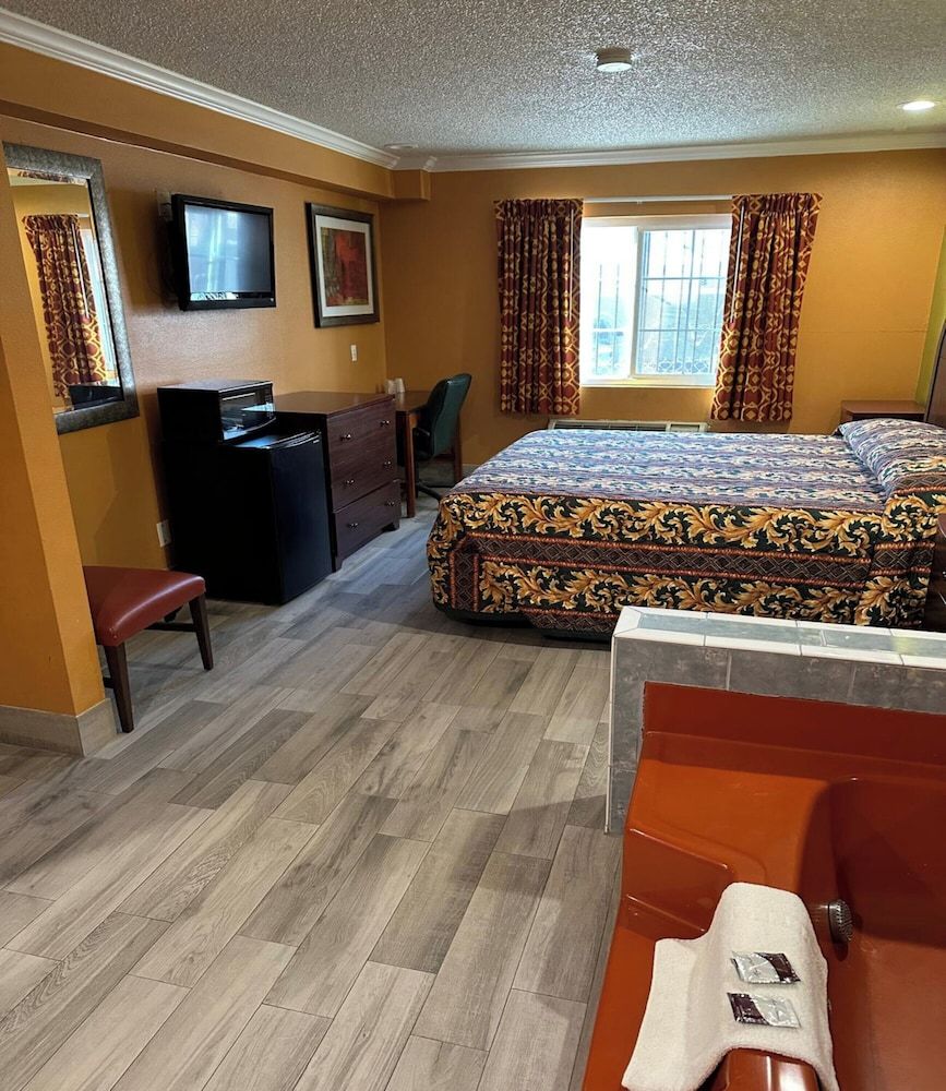 Room, 1 King Bed, Smoking, Jetted Tub