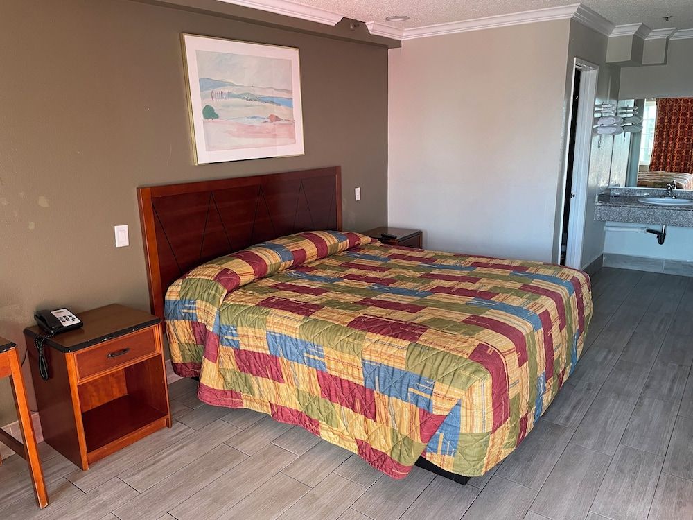 Room, 1 King Bed, Non Smoking, Jetted Tub