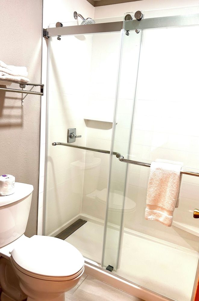 Motel 6 Safford, AZ Deluxe Room, 2 Queen Beds, Non Smoking, Refrigerator & Microwave 3