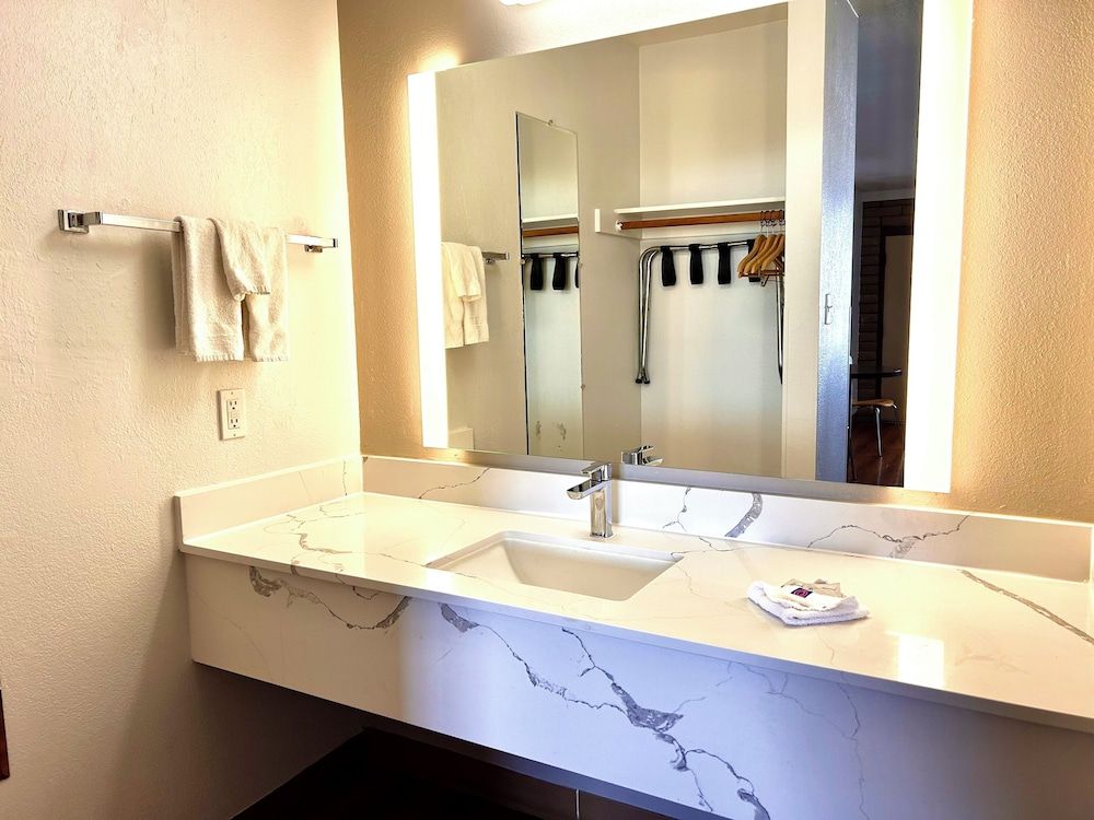 Motel 6 Safford, AZ Deluxe Room, 2 Queen Beds, Non Smoking, Refrigerator & Microwave 2