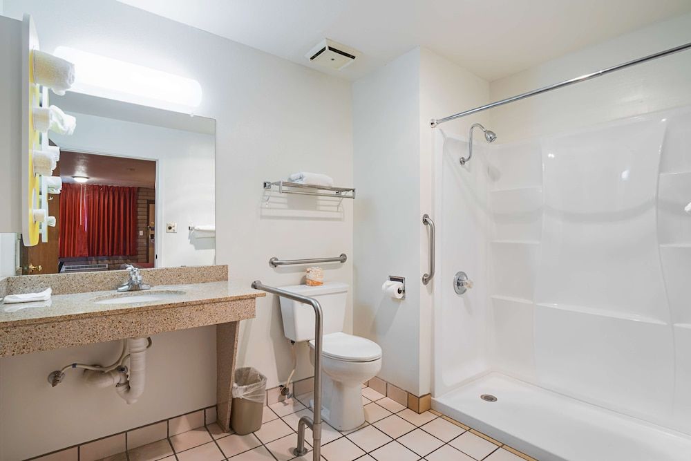 Motel 6 Safford, AZ Deluxe Room, 1 King Bed, Accessible, Non Smoking 2