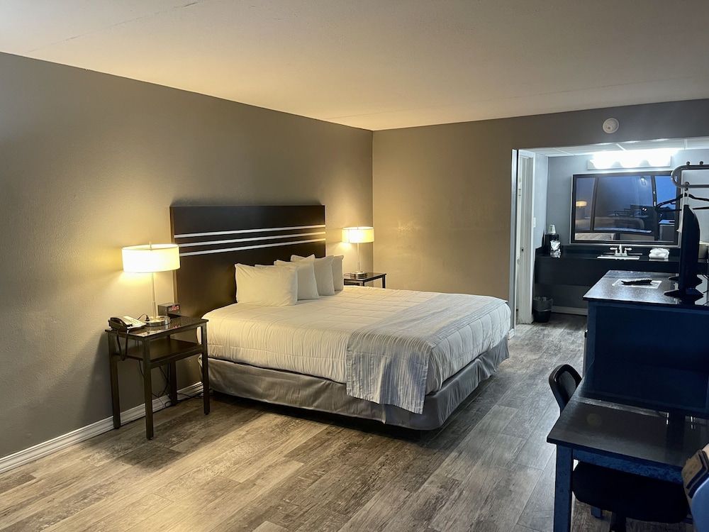 Lake Norfork Resort Standard Room, 1 King Bed, Non Smoking, Pool View 4