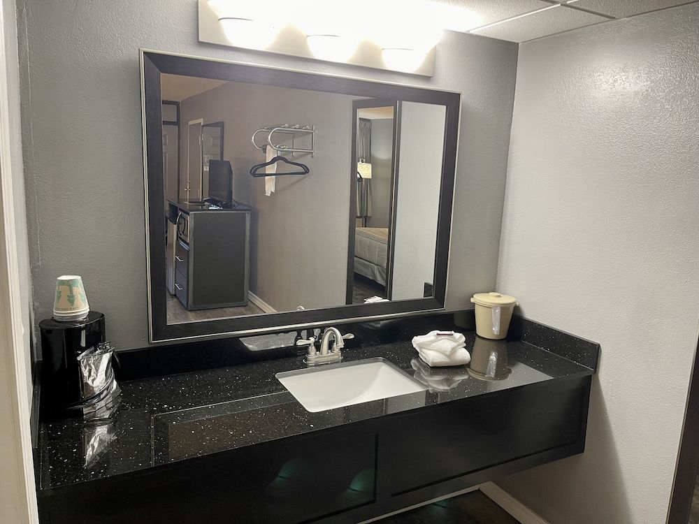 Lake Norfork Resort Standard Room, 1 King Bed, Non Smoking, Pool View 3