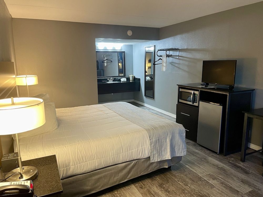 Lake Norfork Resort Standard Room, 1 King Bed, Non Smoking, Pool View