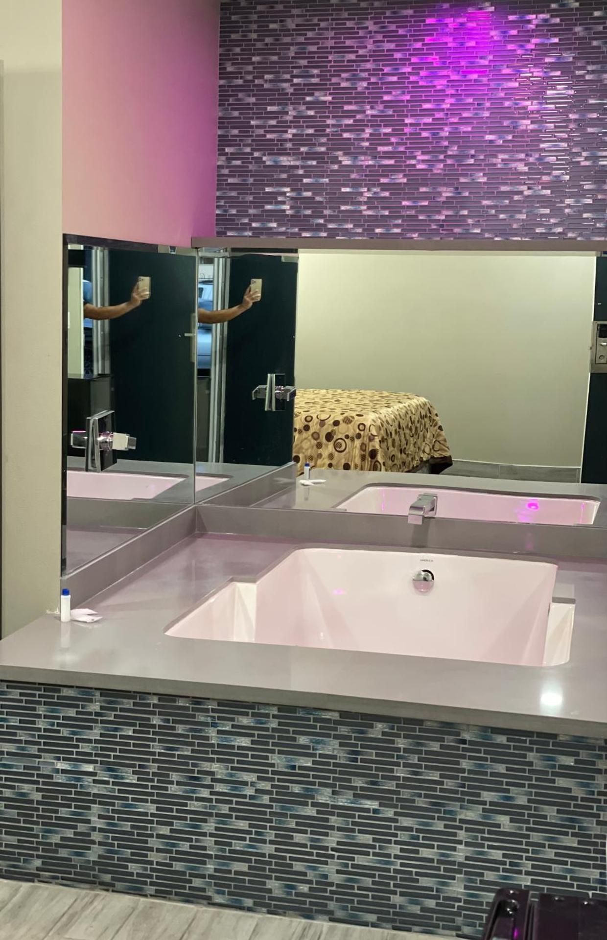 Town House Motel King Room with Spa Bath 2